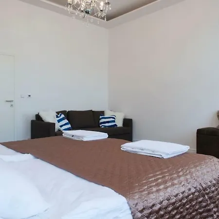 Luxury Two Bedroom With Two Bathrooms In Karlin By Easybnb פראג