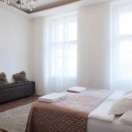 Luxury Two Bedroom With Two Bathrooms In Karlin By Easybnb פראג
